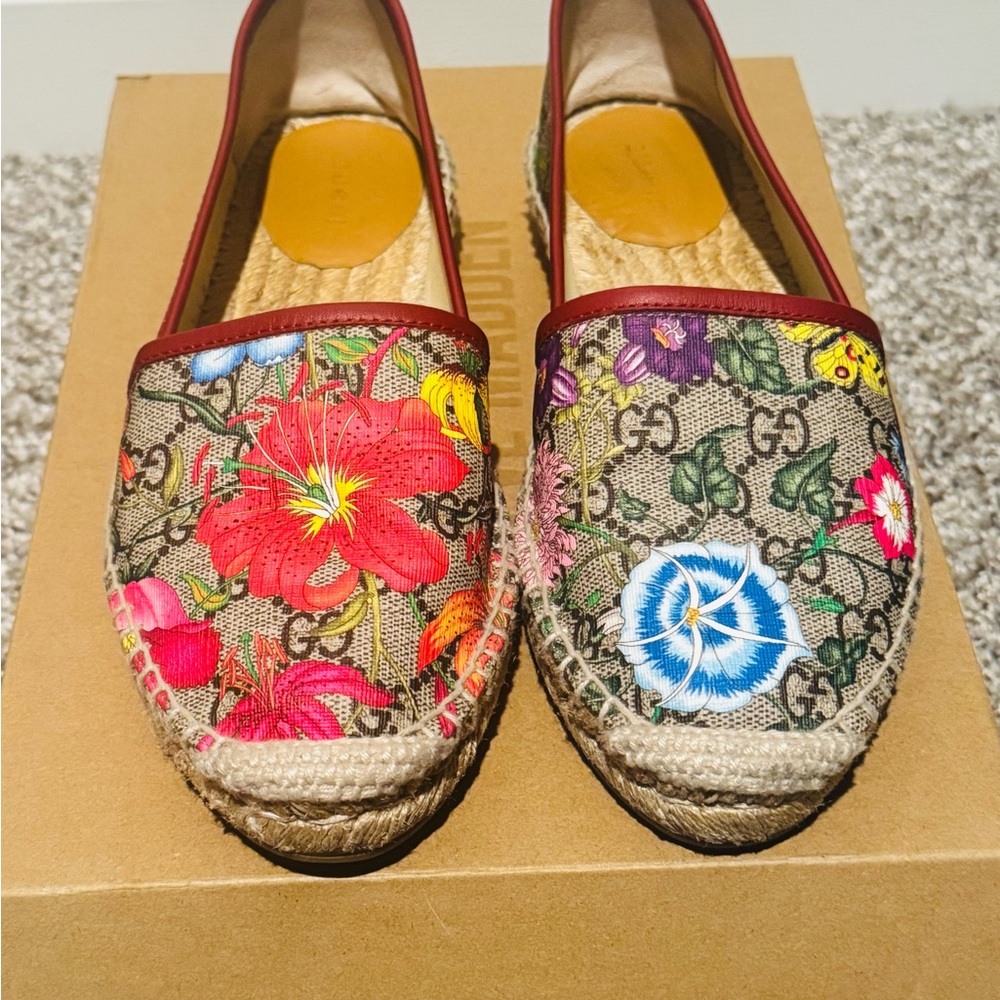 Gucci Women's Espadrilles with Floral Design - Red and Blue